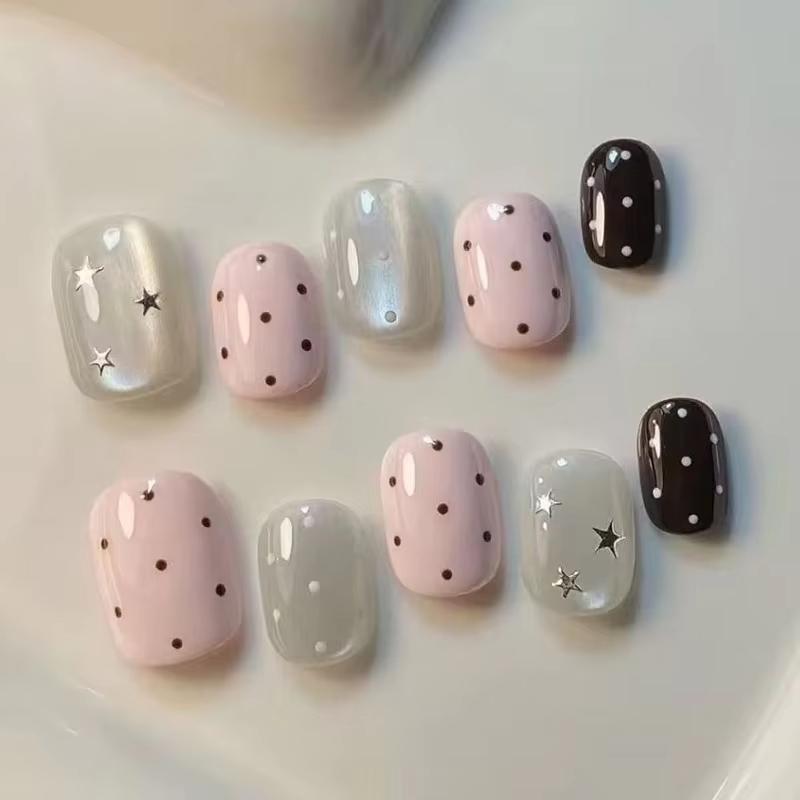 Nail Art Cat Eye Pink - 10 ชิ้น เล็บปลอมลายจุดสีชมพูรูปดาวและตาแมว ทรงสั้นรูปวงรี สีสันสดใส สไตล์มินิมอล