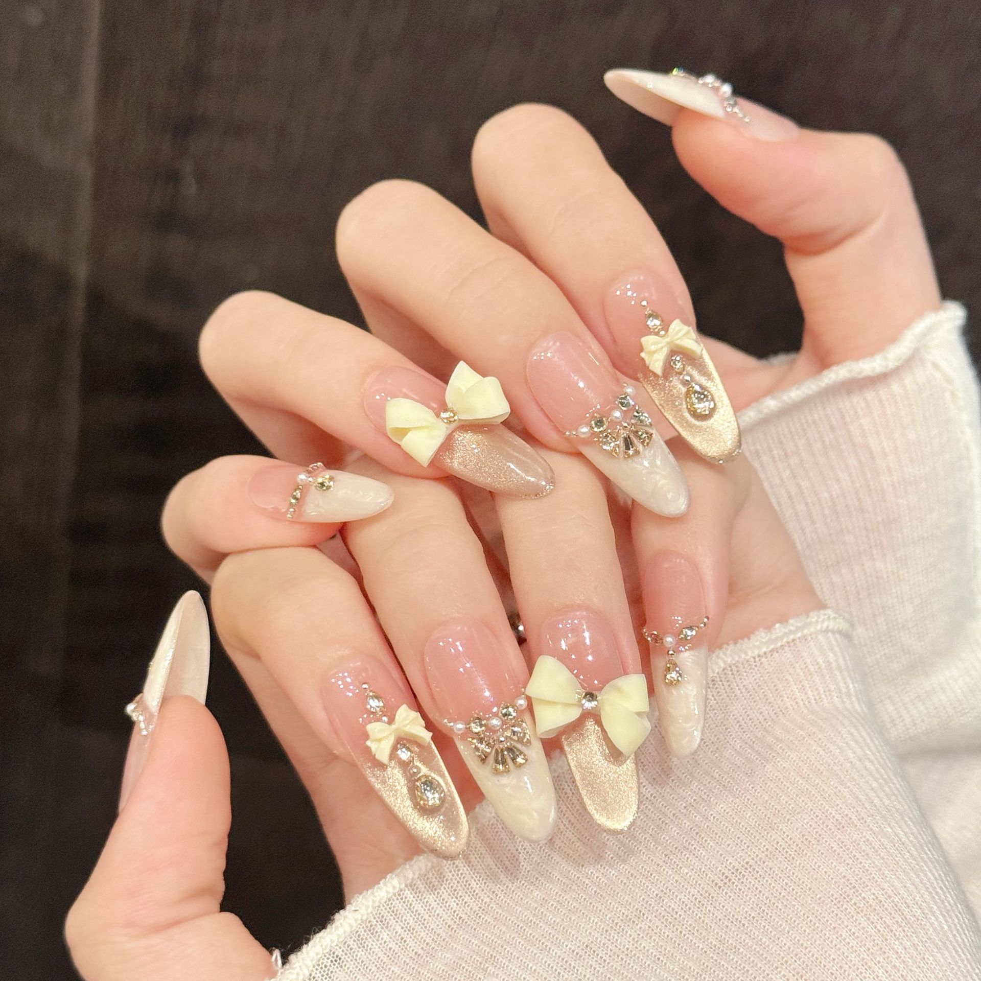 Nail Art French Nails - เล็บปลอมทำมือ 10 ชิ้น ลายตาแมวหรูหราเล็กน้อย ปลายเล็บแบบฝรั่งเศสยาว ประดับโบว์เพชร