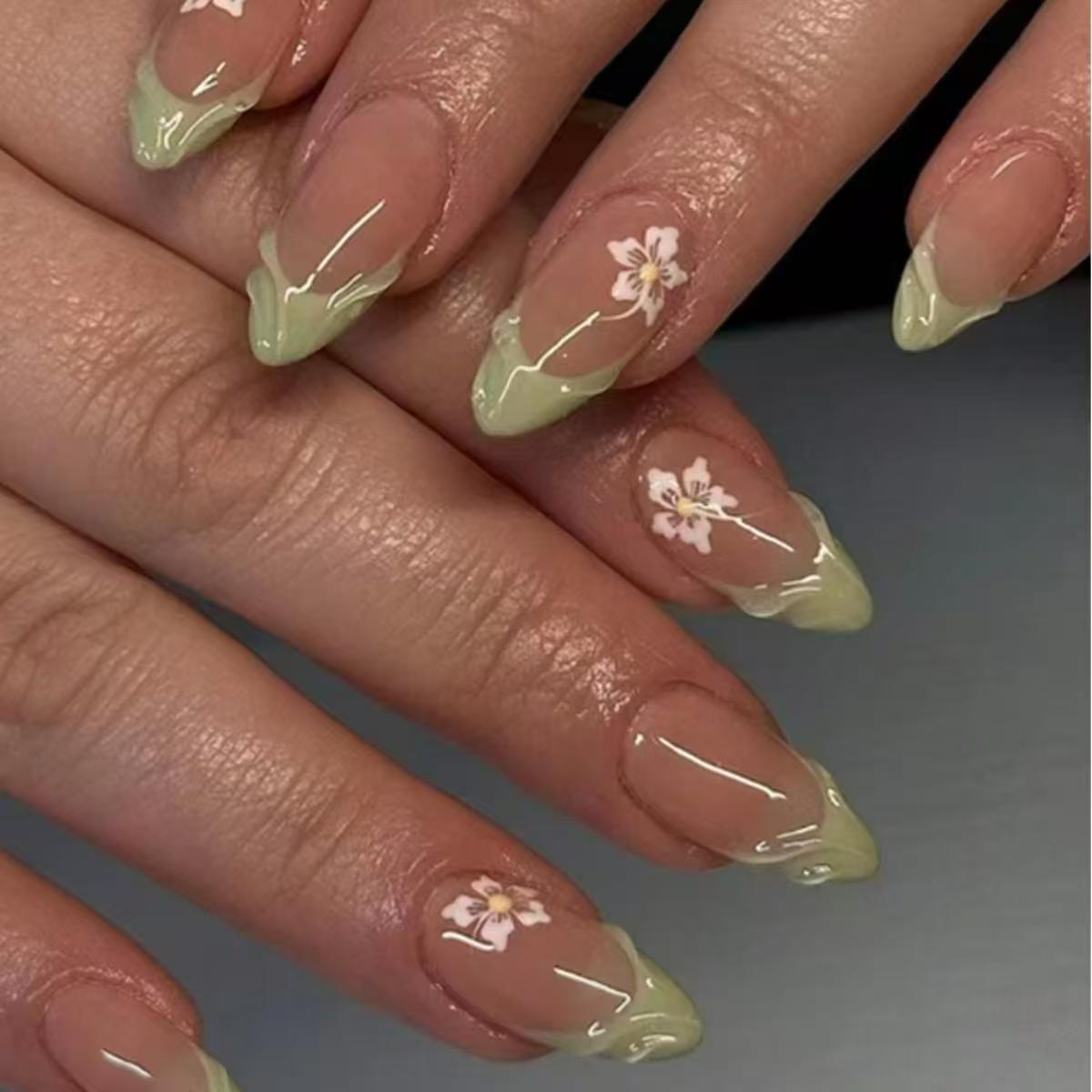 Nail Art French Nails - 24 ชิ้นเรียบง่ายสีเขียวฝรั่งเศสเล็บปลอมสําเร็จรูปแฟชั่นการออกแบบดอกไม้อัลมอนด์เล็บปลอมเคล็ดลับนํามาใช้ใหม่ยาวรูปไข่กดบนเล็บชุด