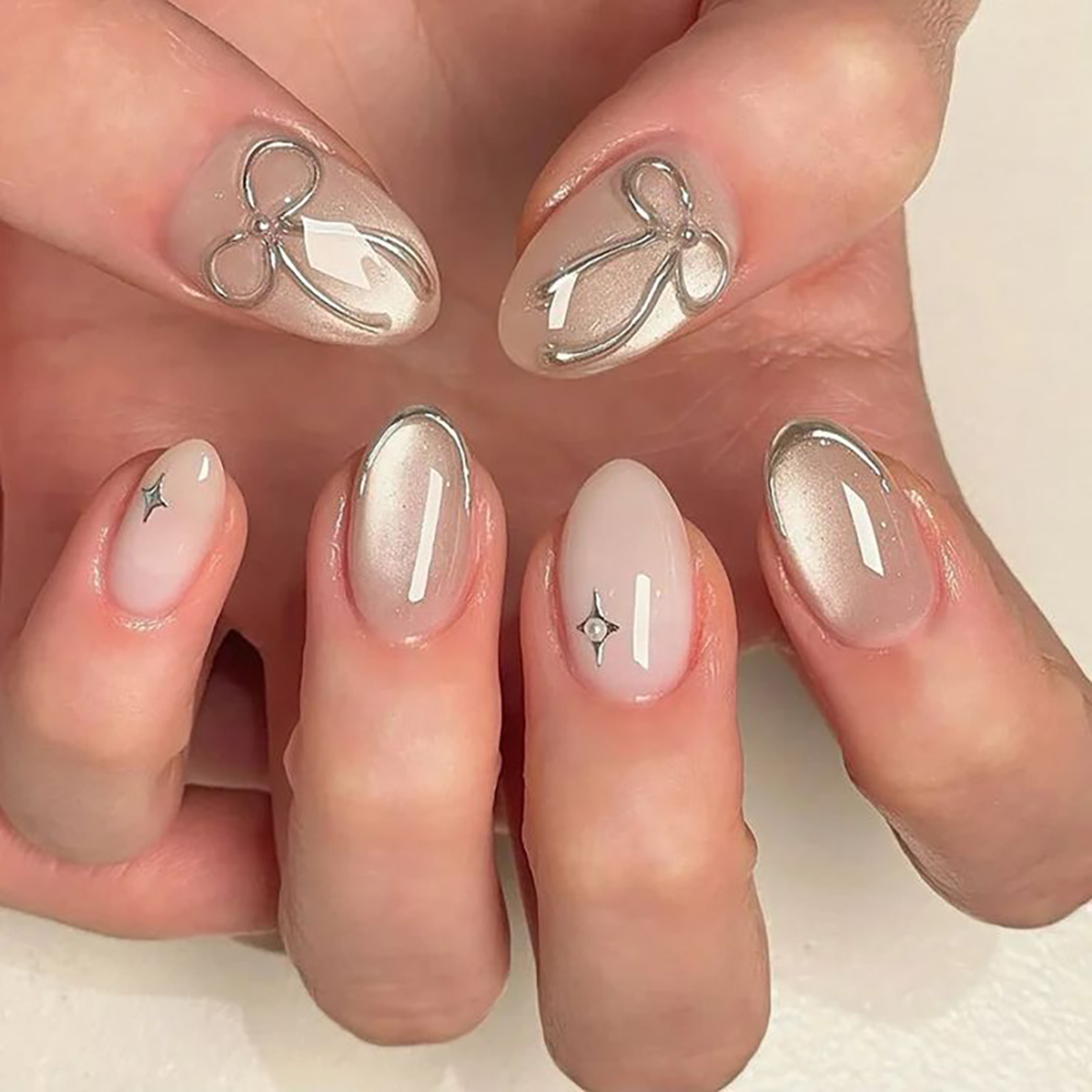 Nail Art French Nails - เล็บปลอมแบบกดติดทรงกลมสั้น ทำมือ 24 ชิ้น เบสครีมชิมเมอร์พร้อมปลายเล็บสีเงินแบบฝรั่งเศส โบว์