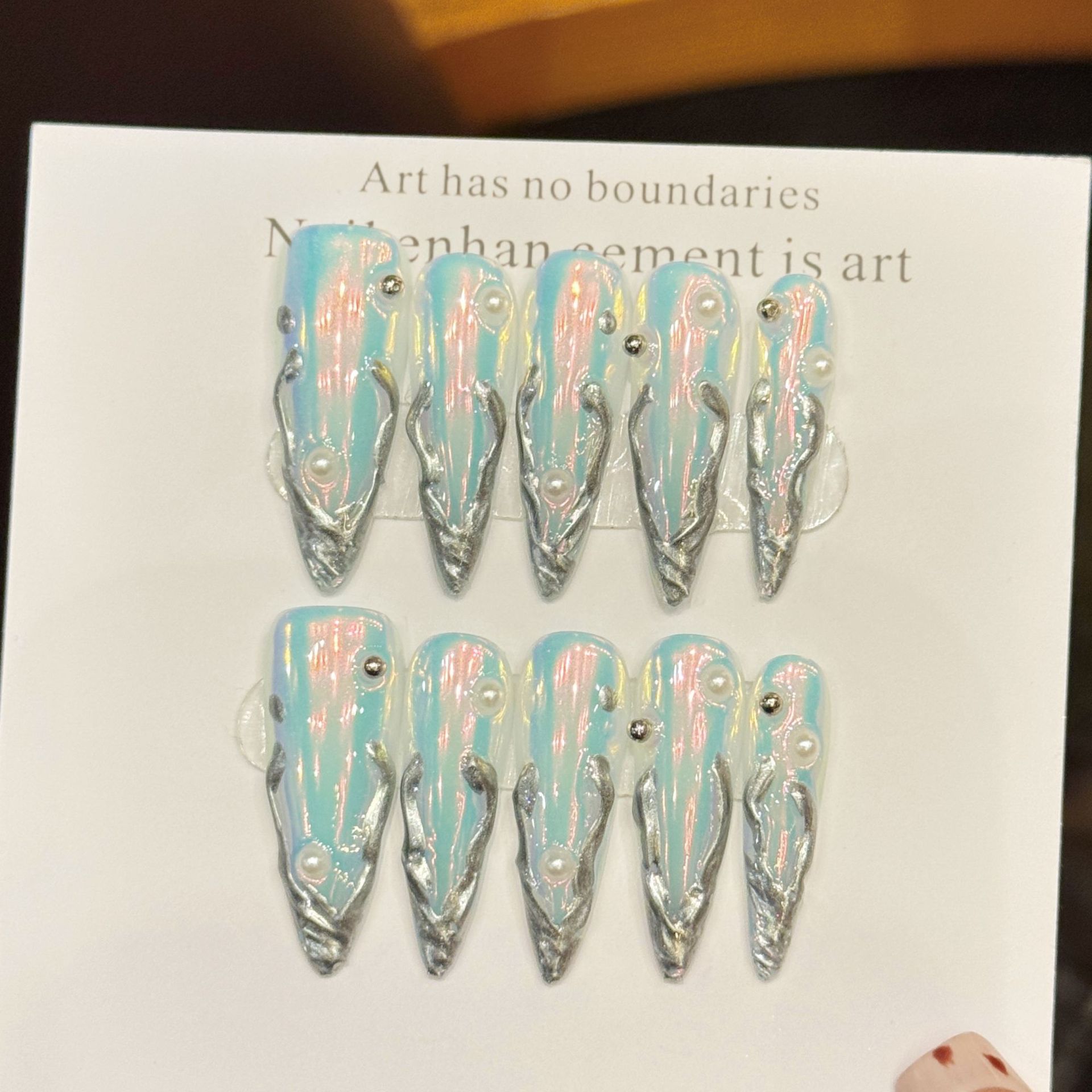 Nail Art Fake - เล็บปลอมทรงสติลเลตโต้สีเงินออโรร่า 10 ชิ้น ดีไซน์ขอบโลหะ สไตล์พังก์ ทำมือ
