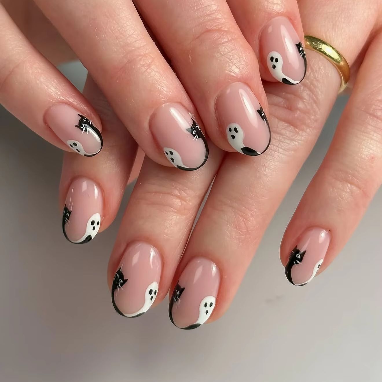 Nail Art French Nails - เล็บปลอมลายแมวดำผีฮาโลวีน ทรงสั้นรูปวงรี สีชมพูนู้ด ปลายเล็บแบบเฟรนช์ทิป เพ้นท์มือ น่ารัก