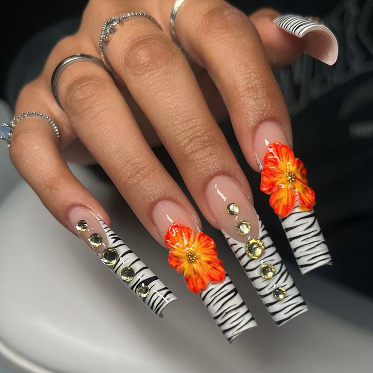 Nail Art French Nails - เล็บปลอมแบบกดติดลายดอกไม้ 24 ชิ้น ลายเส้นแบบเฟรนช์ทิป ทรงสี่เหลี่ยมยาว พร้อมดีไซน์ประดับเพชร