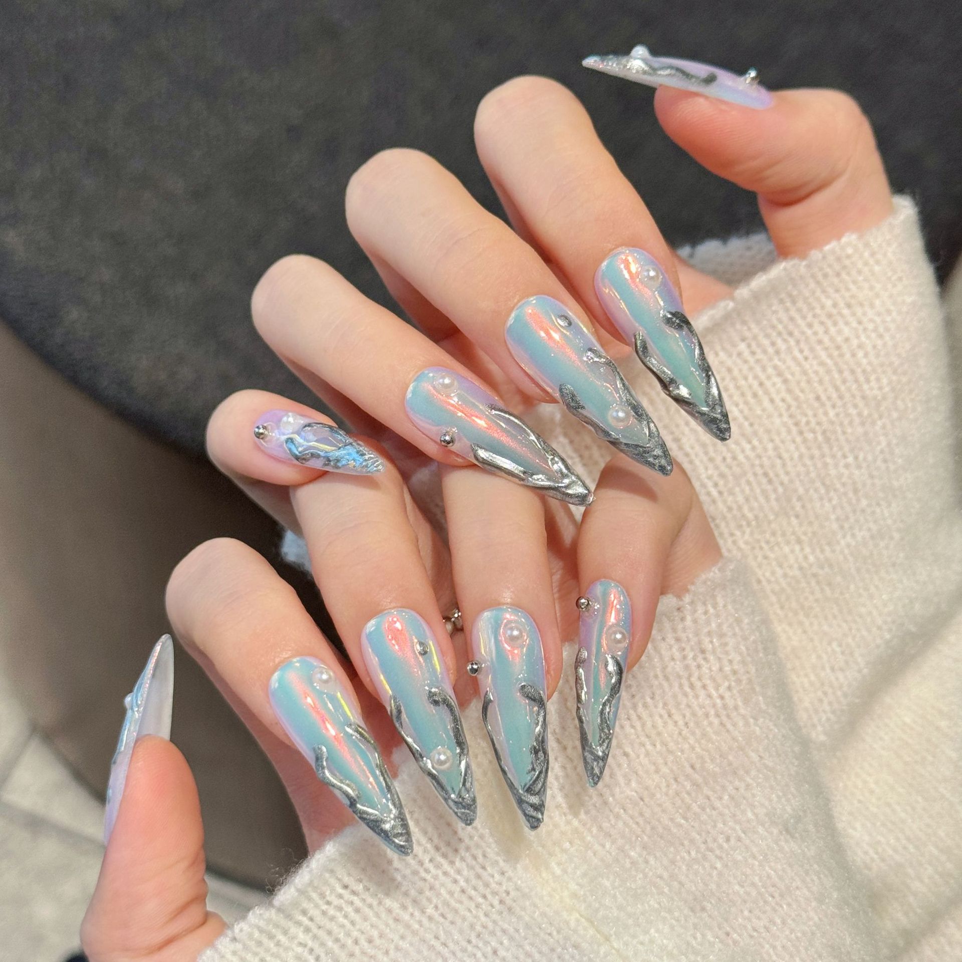 เล็บปลอมทรงสติลเลตโต้สีเงินออโ - Nail Art Fake บทวิจารณ์และราคา